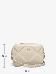 Calvin Klein - QUILT CAMERA BAG - ballīšu apģērbs par outlet cenām - stoney beige - 5