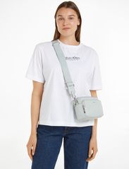 Calvin Klein - CK MUST CAMERA BAG - ballīšu apģērbs par outlet cenām - pigeon - 6
