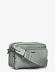 Calvin Klein - CK MUST CAMERA BAG - festkläder till outletpriser - pigeon - 2