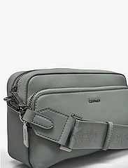 Calvin Klein - CK MUST CAMERA BAG - ballīšu apģērbs par outlet cenām - pigeon - 3