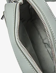 Calvin Klein - CK MUST CAMERA BAG - ballīšu apģērbs par outlet cenām - pigeon - 4