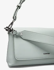 Calvin Klein - CK MUST SHOULDER BAG - sünnipäevakingitused - pigeon - 3
