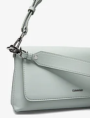 Calvin Klein - CK MUST SHOULDER BAG - syntymäpäivälahjat - pigeon - 3