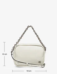 Calvin Klein - MICRO MONO CHAIN CAMERA BAG18 - ballīšu apģērbs par outlet cenām - icicle - 5