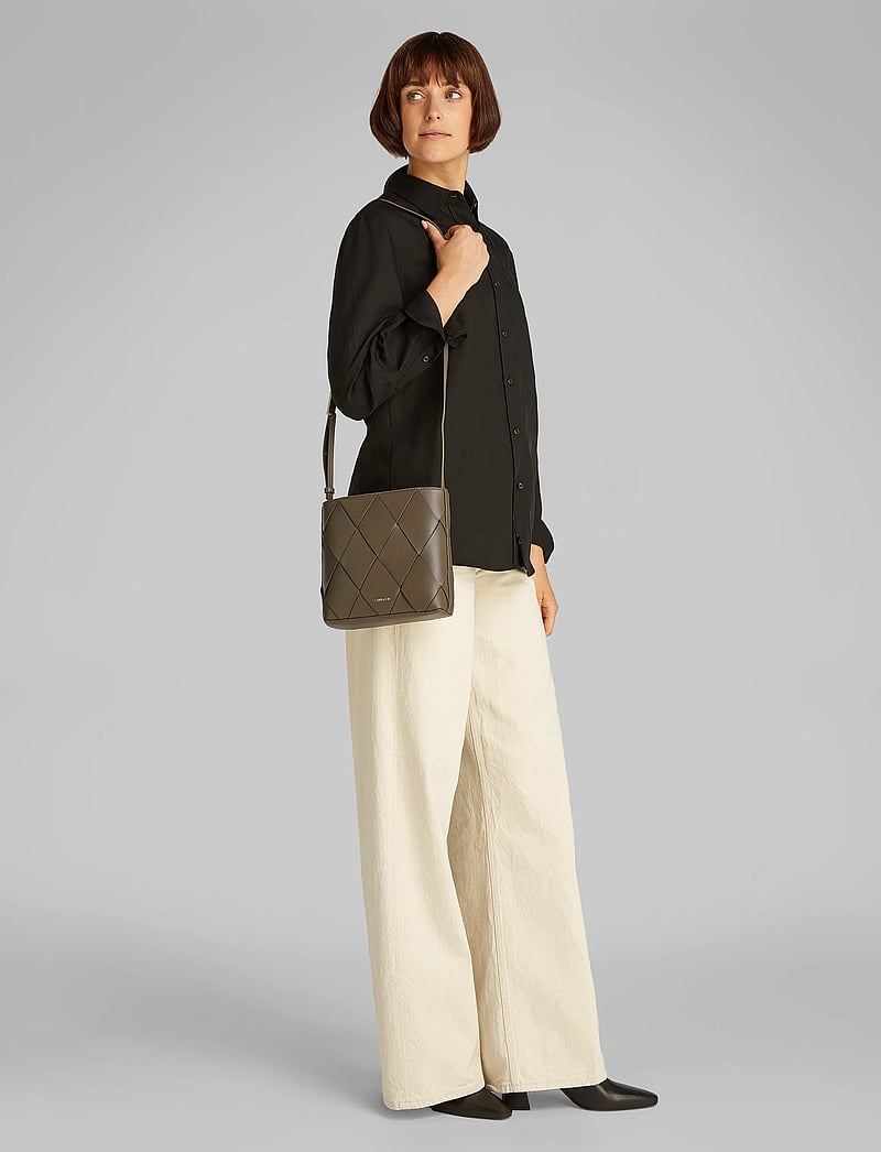 Calvin Klein - CK WOVEN SQUARE CROSSBODY - umhängetaschen - teak - 4
