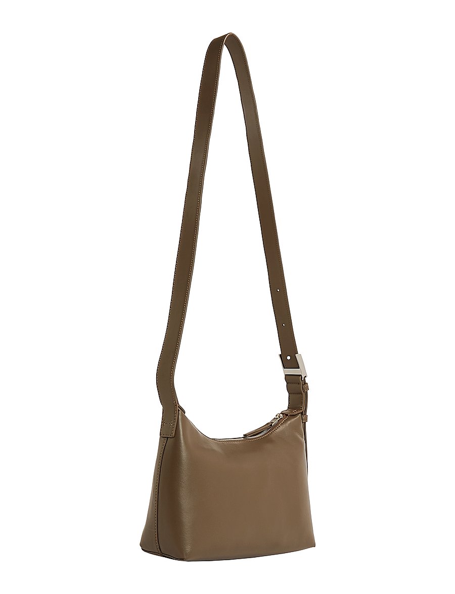 Calvin Klein - HARDWARE STRAP MEDIUM CROSSBODY - umhängetaschen - teak - 2