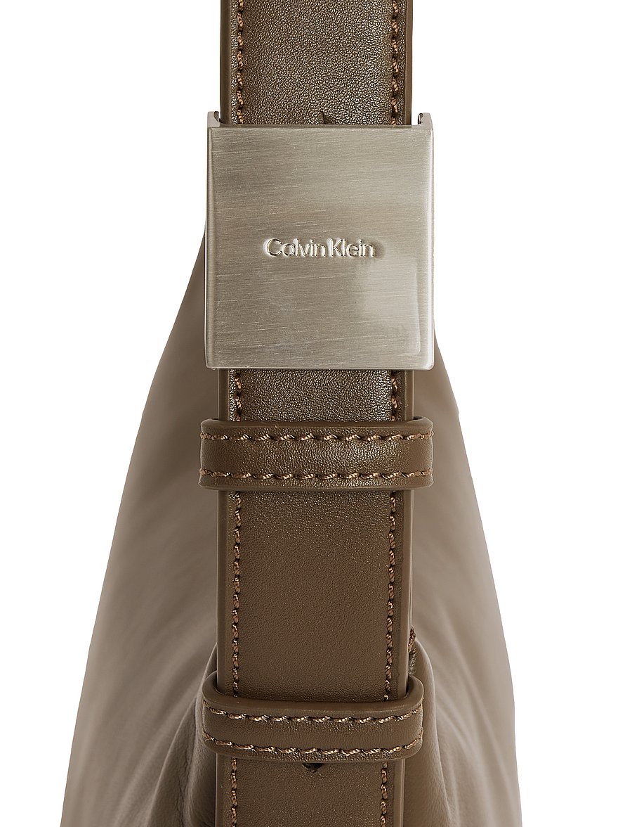 Calvin Klein - HARDWARE STRAP MEDIUM CROSSBODY - umhängetaschen - teak - 3