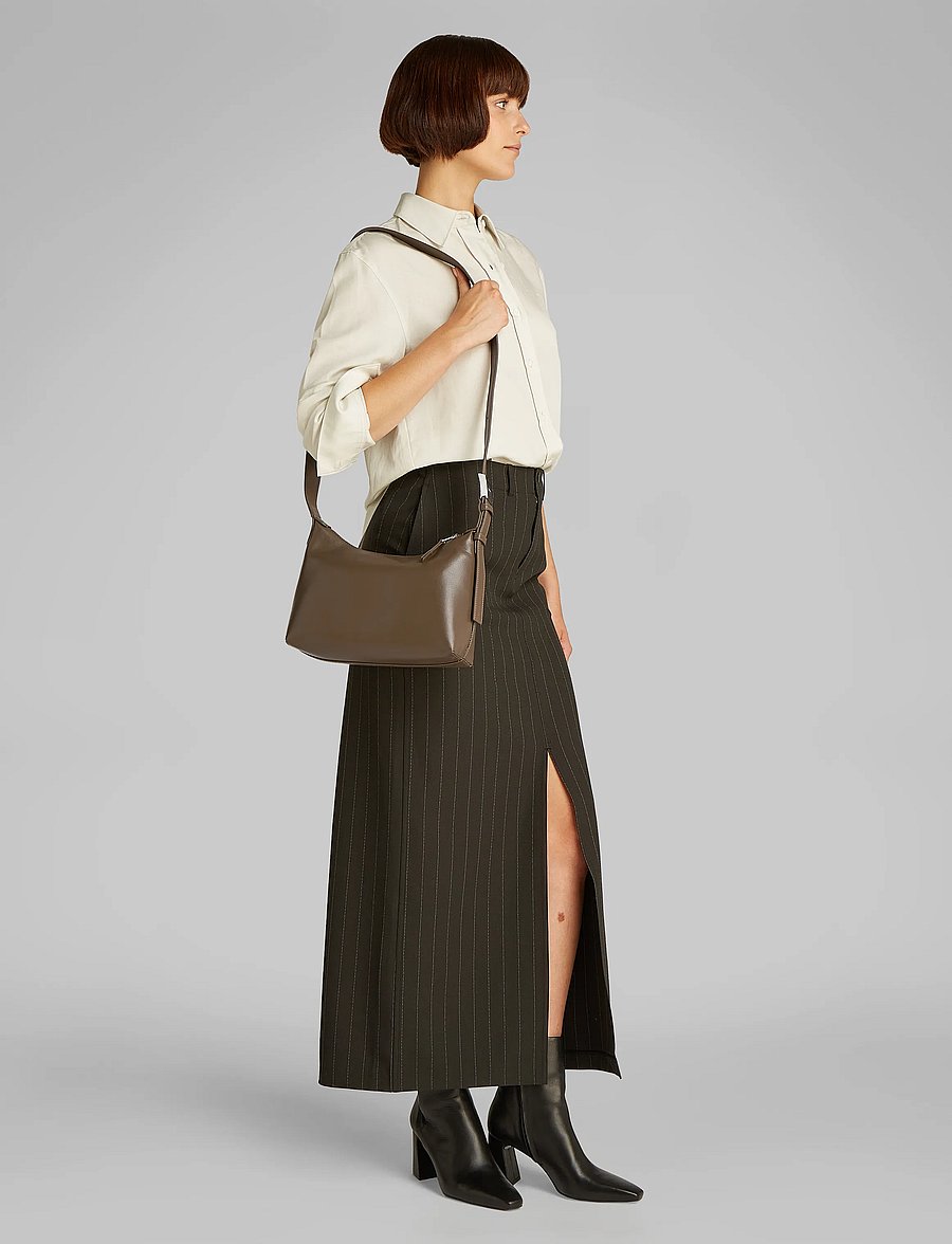 Calvin Klein - HARDWARE STRAP MEDIUM CROSSBODY - umhängetaschen - teak - 4