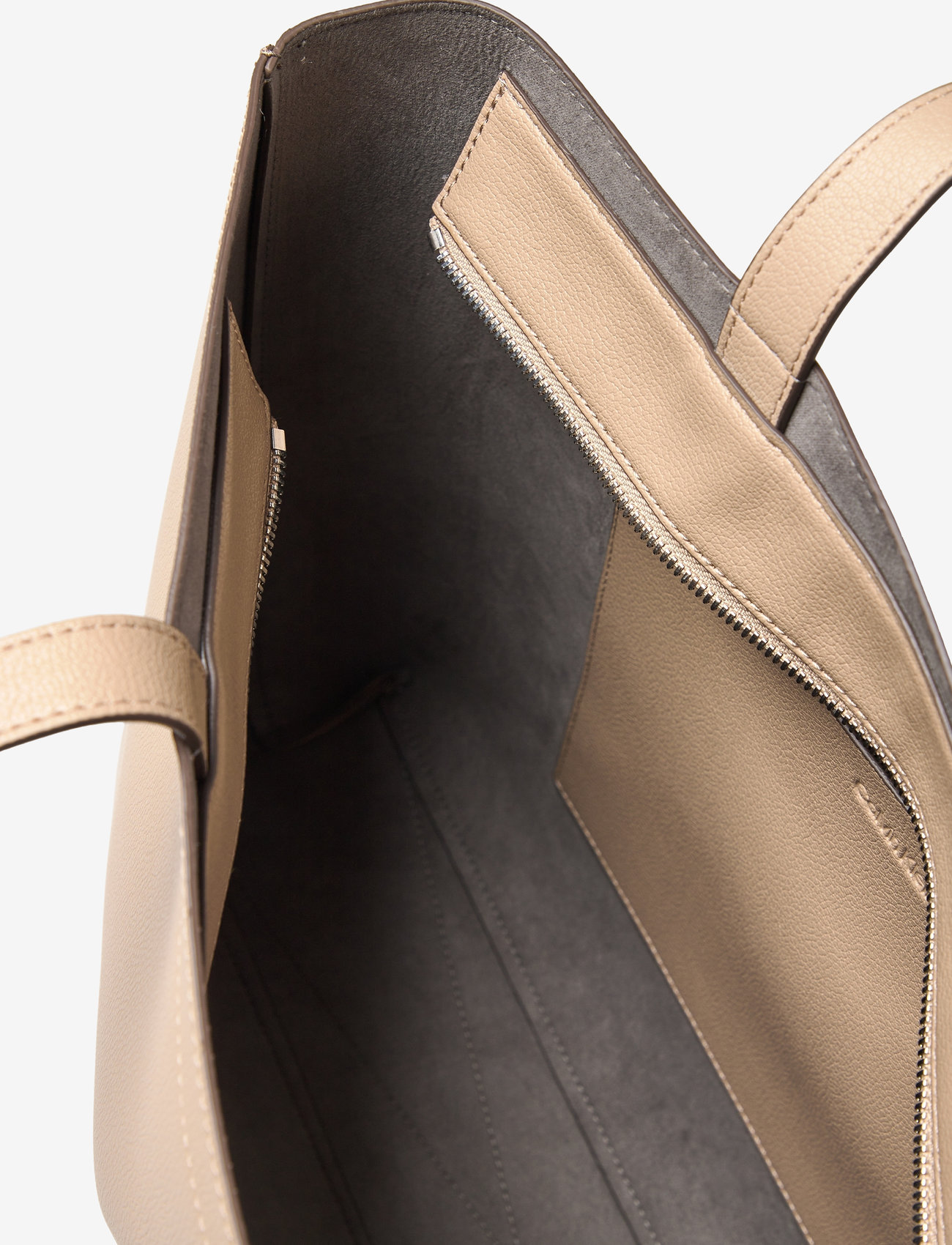 Calvin Klein - MINIMAL MONOGRAM SLIM TOTE34 T - crockery - 4