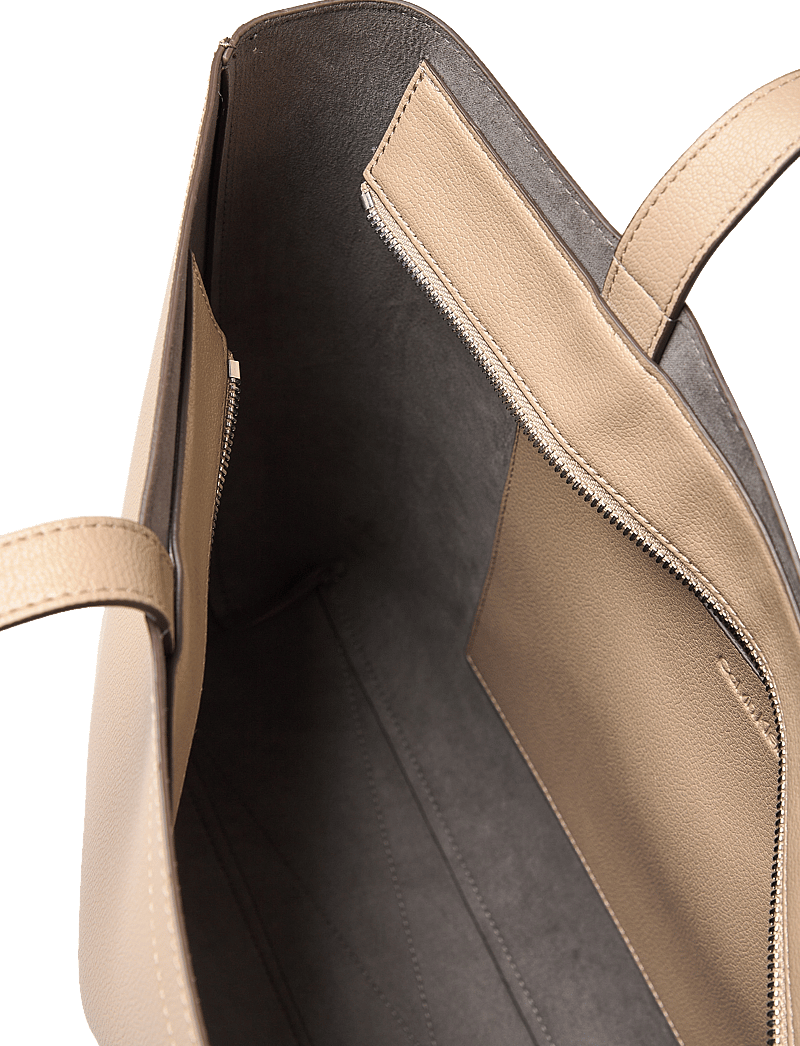 Calvin Klein - MINIMAL MONOGRAM SLIM TOTE34 T - shoppers - crockery - 4