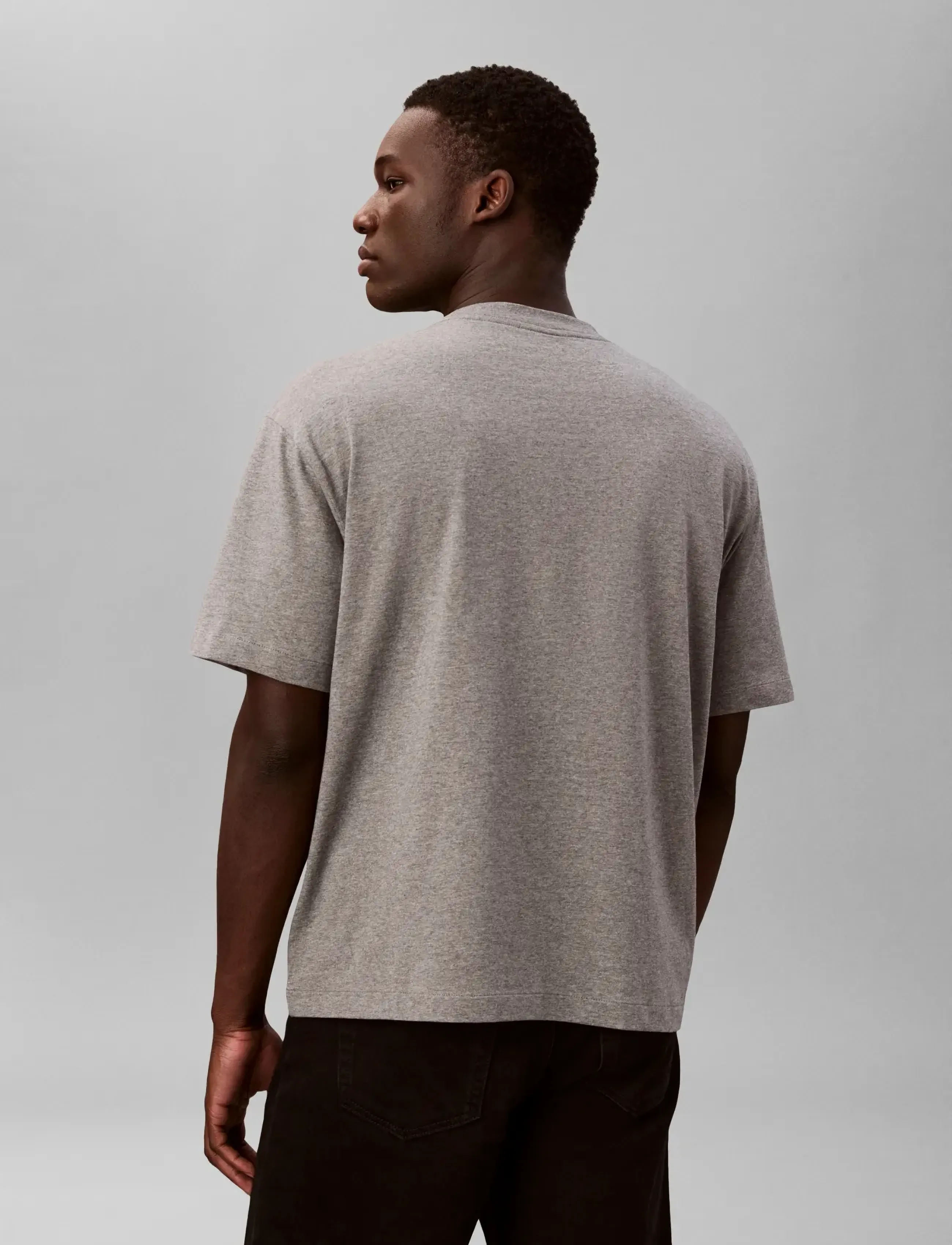 Calvin Klein - SS RLXD STANDARD LOGO CREWNK TEE - kortærmede t-shirts - medium grey heather - 2