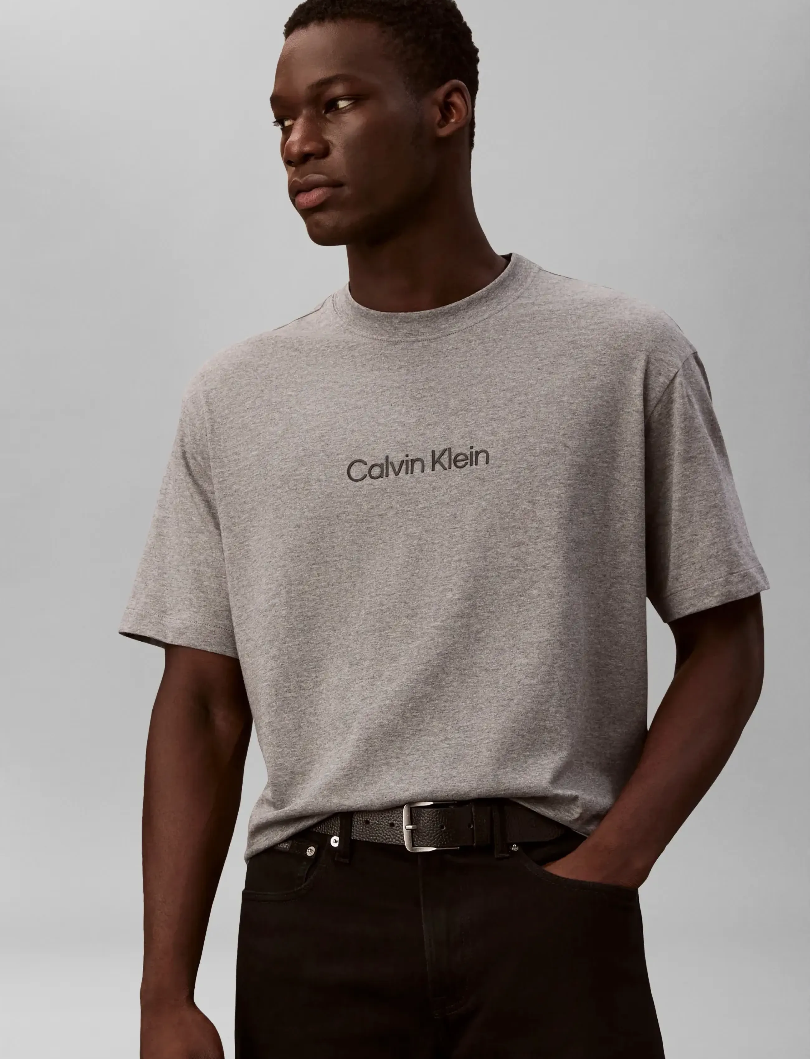 Calvin Klein - SS RLXD STANDARD LOGO CREWNK TEE - kortærmede t-shirts - medium grey heather - 4