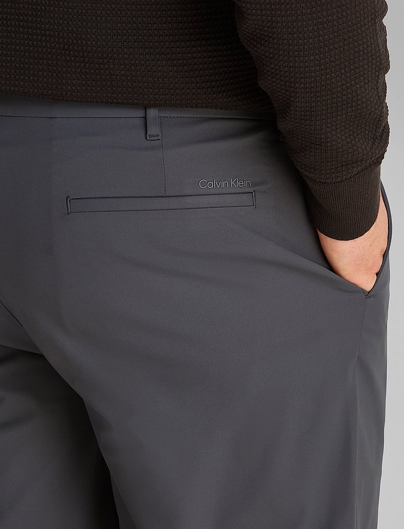 Calvin Klein - TECH SHORT 9" - casual shorts - asphalt - 4