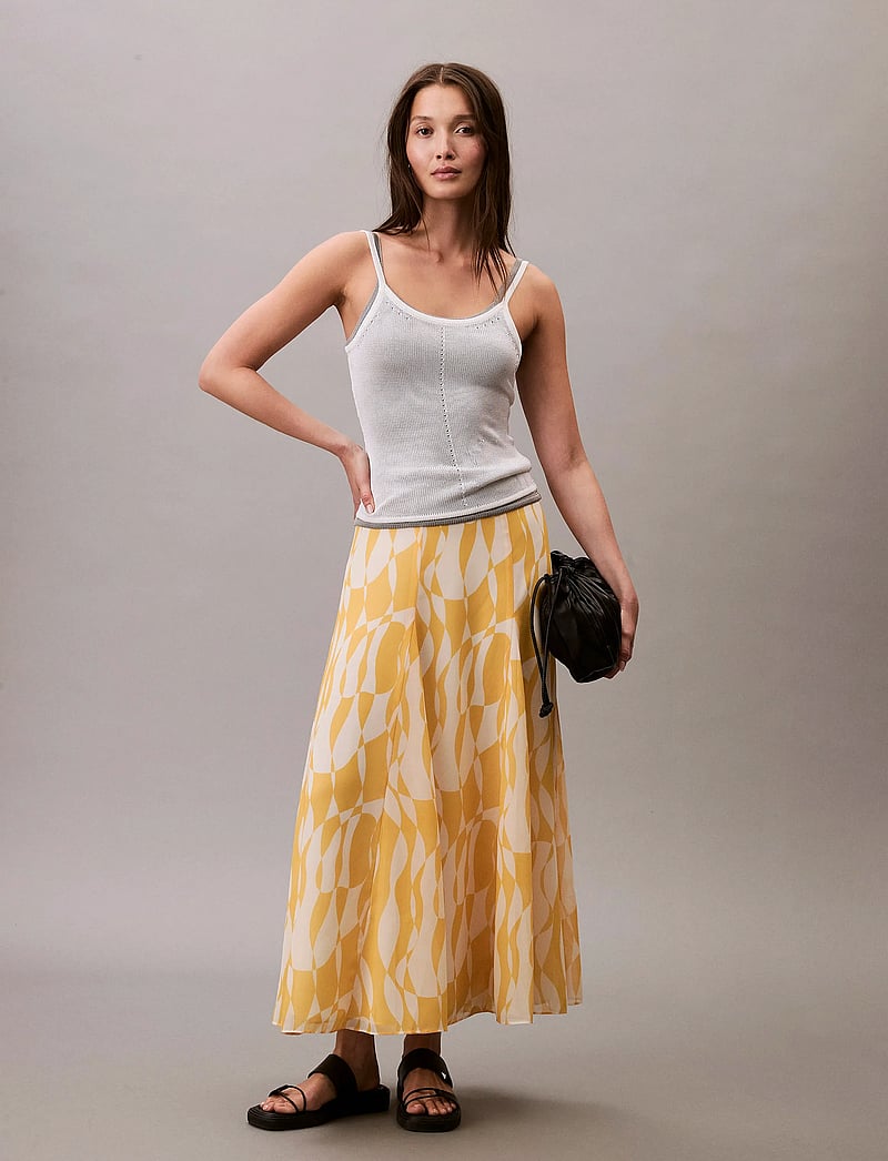 Calvin Klein - PRINTED CHIFFON GODET MIDI SKIRT - midi kjolar - 19103 csw25s_p084+2_lemon amber - 0