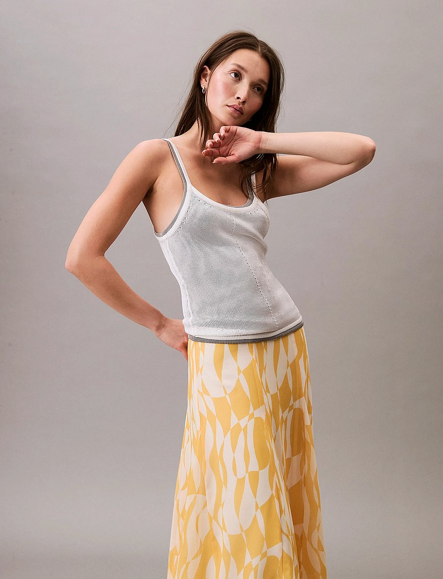 Calvin Klein - PRINTED CHIFFON GODET MIDI SKIRT - midi-röcke - 19103 csw25s_p084+2_lemon amber - 3