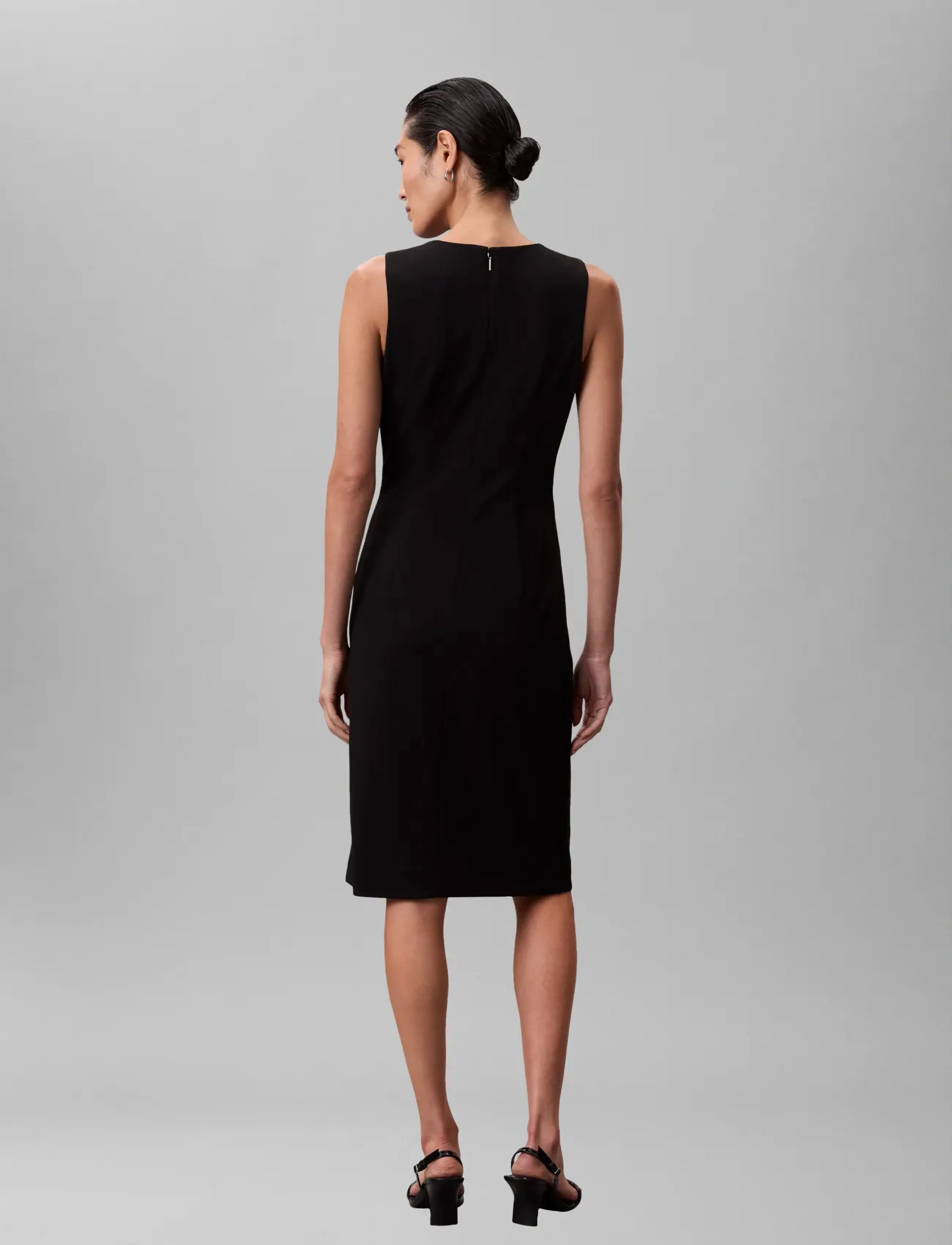 Calvin Klein - Stretch Crepe SL Hardware Dress - midi kjoler - black - 2