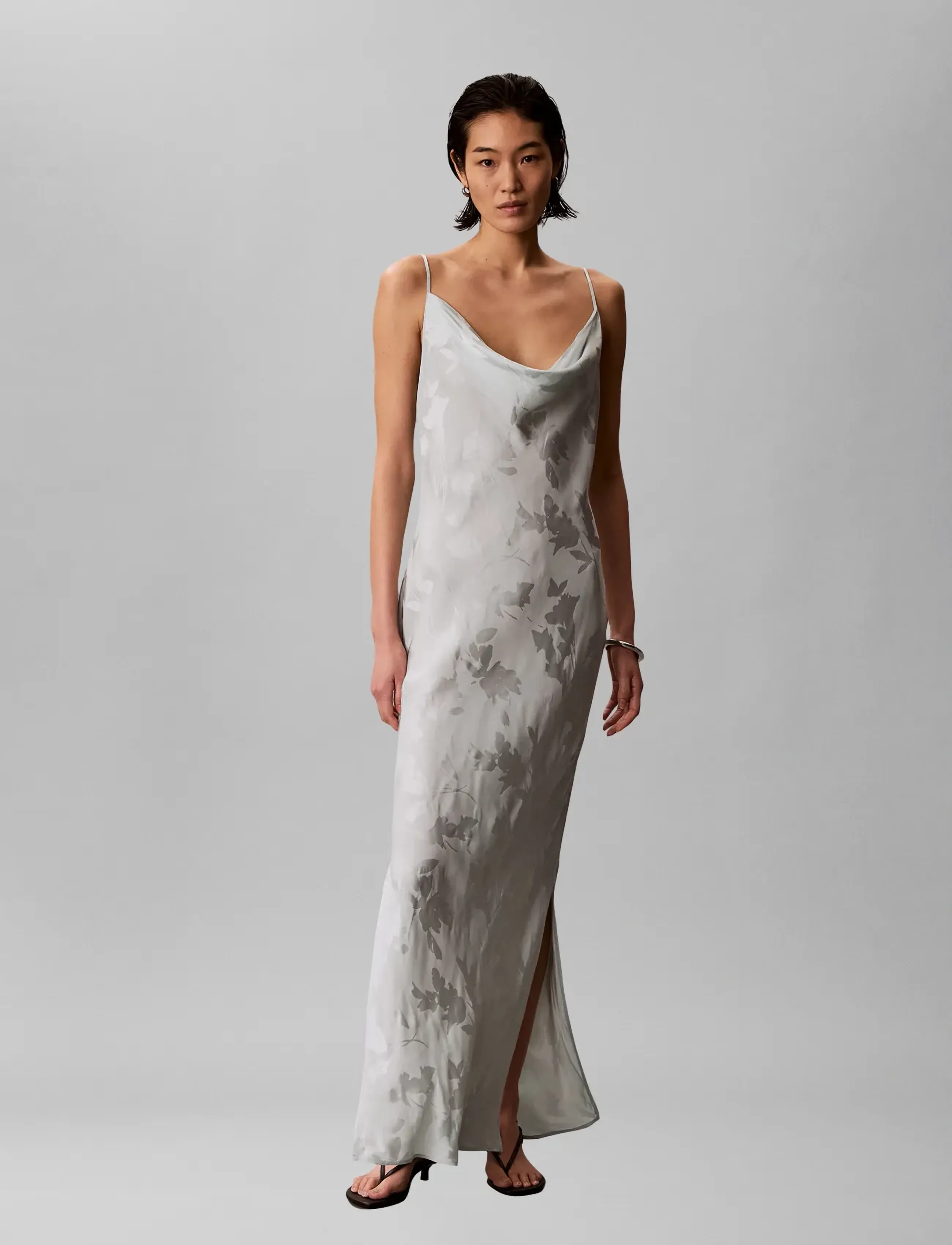 Calvin Klein VISCOSE JACQUARD MAXI SLIP DRESS - Nýkomið - PALE MEADOW JACQUARD FLORAL CUTTING / green