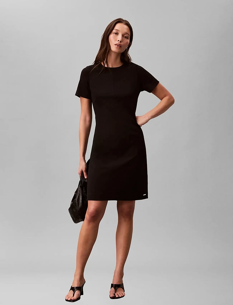 Calvin Klein Scuba Crepe Knee Length Ss Dress (CKMLV044F020G) - Midi dresses - Boozt.com Calvin Klein Scuba Crepe Knee Length Ss Dress (CKMLV044F020G) - Midi dresses - Boozt.com