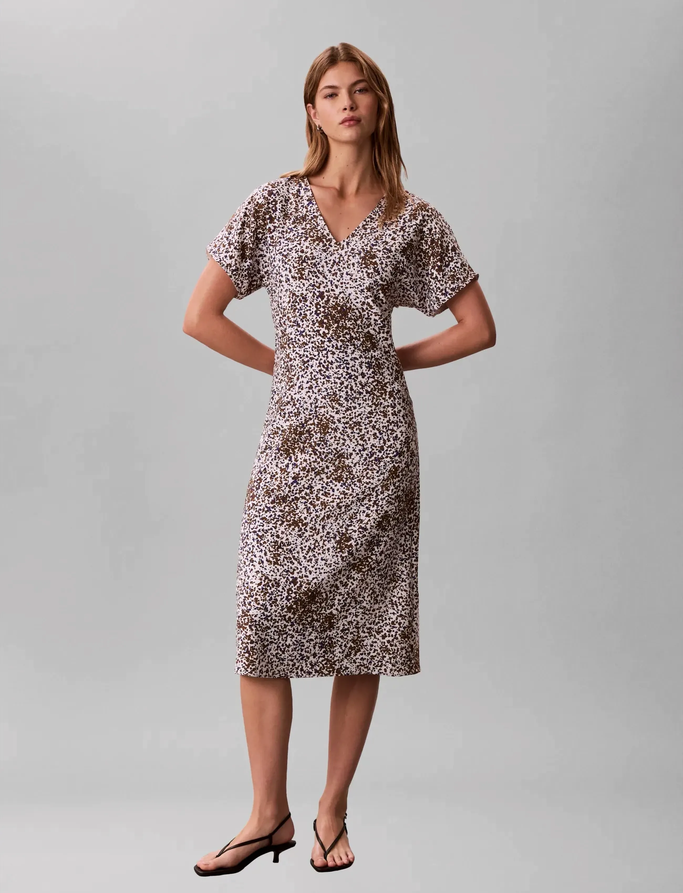 Calvin Klein Printed Crepe V Neck Ss Midi Dre, Kvinder, Printet V-Hals Kortærmet Midi Kjole, Multi/mønstret, Str: M