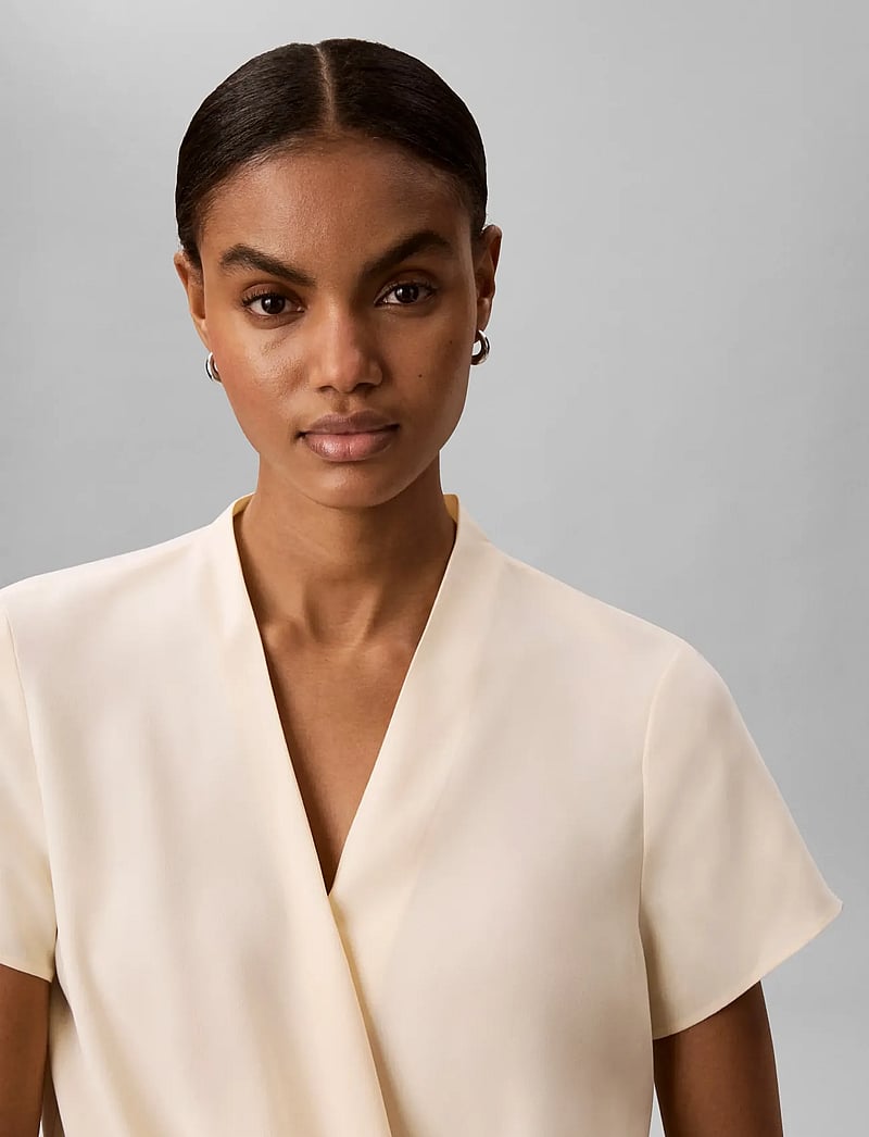 Calvin Klein - CREPE SS DRAPED WRAP TOP - short-sleeved blouses - vanilla custard - 2