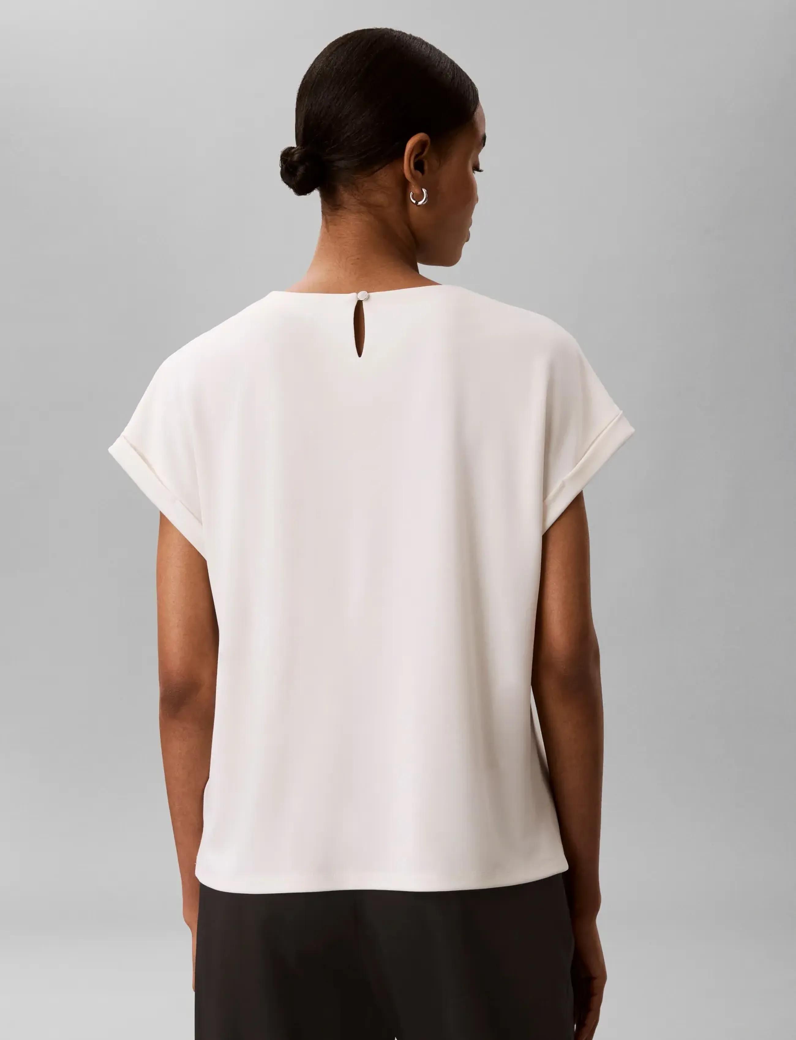 Calvin Klein - SS CREPE JERSEY HARDWARE TOP - t-shirts - tofu - 2