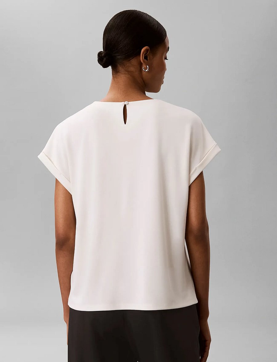 Calvin Klein - SS CREPE JERSEY HARDWARE TOP - t-shirts - tofu - 2