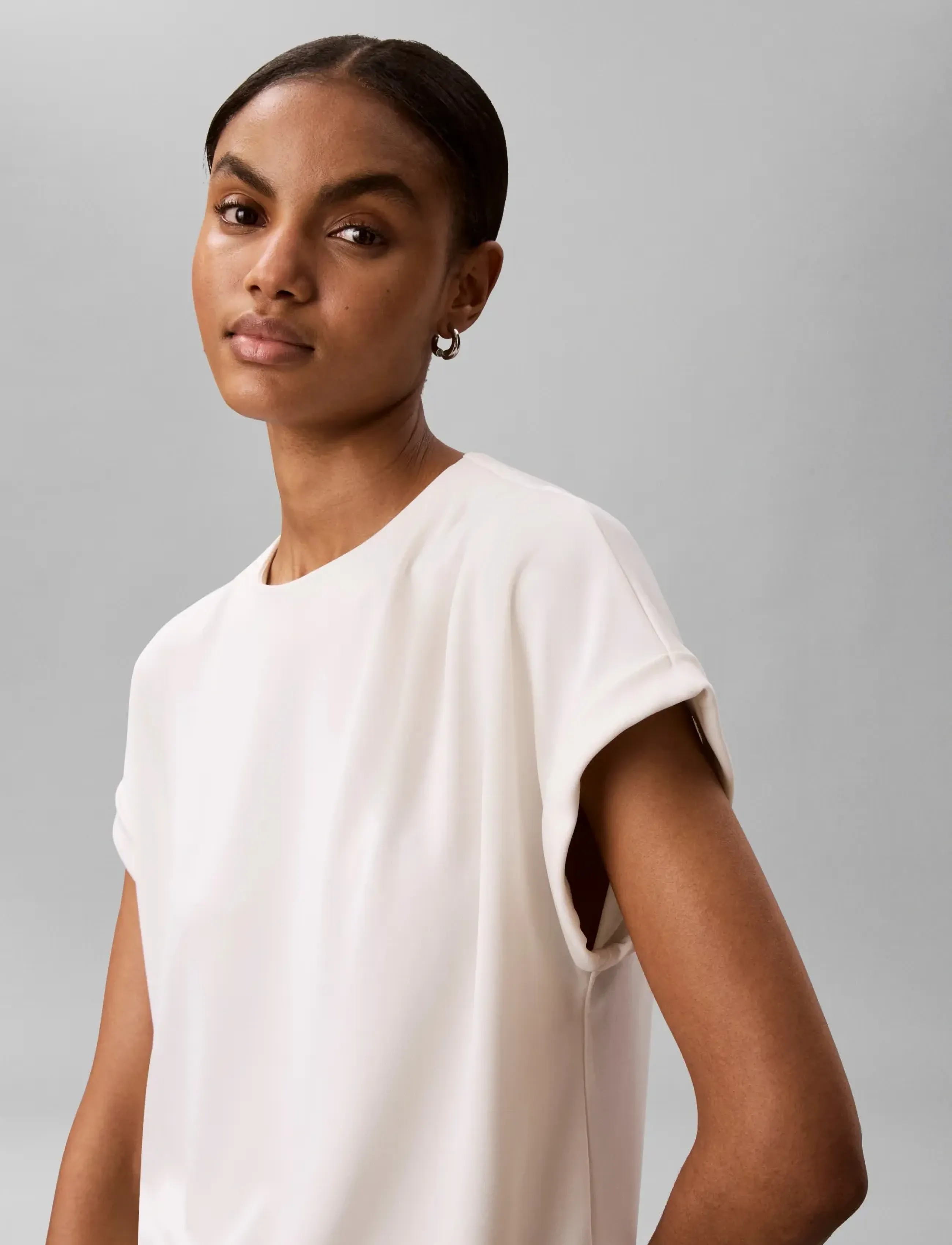 Calvin Klein - SS CREPE JERSEY HARDWARE TOP - t-shirts - tofu - 3