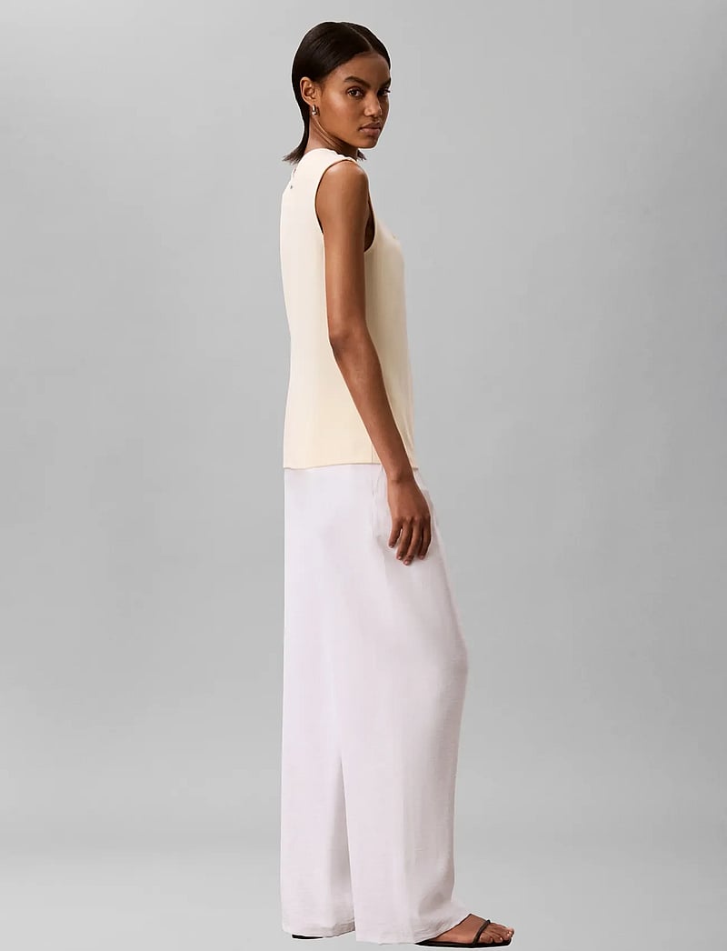 Calvin Klein - SL CREPE JERSEY V NK TOP - Ärmellose tops - vanilla custard - 5