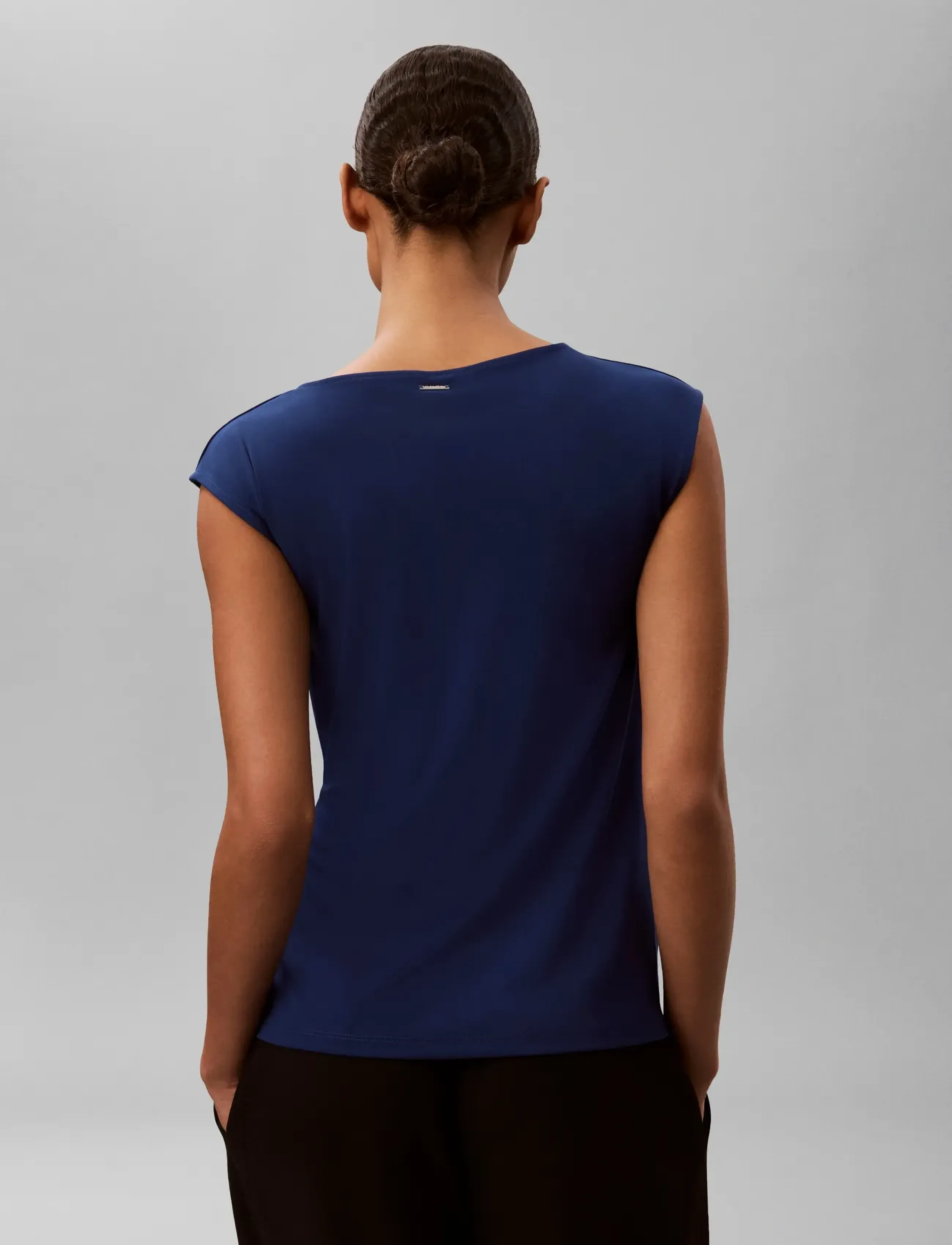 Calvin Klein - SS CREPE JERSEY COWL NK HARDWARE - estate blue - 2