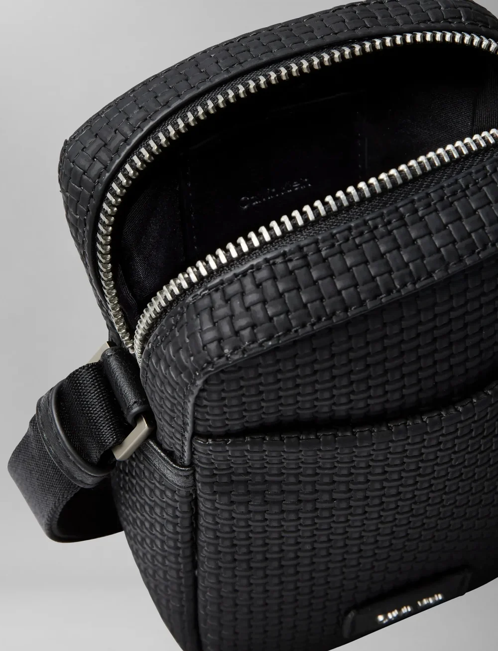 Calvin Klein - EMBOSSED WOVEN SLIM REPORTER - osta olukorra järgi - black - 3