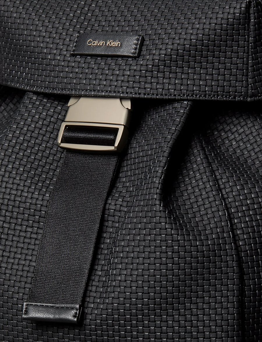 Calvin Klein - EMBOSSED WOVEN FLAP BACKPACK - nach anlass kaufen - black - 4