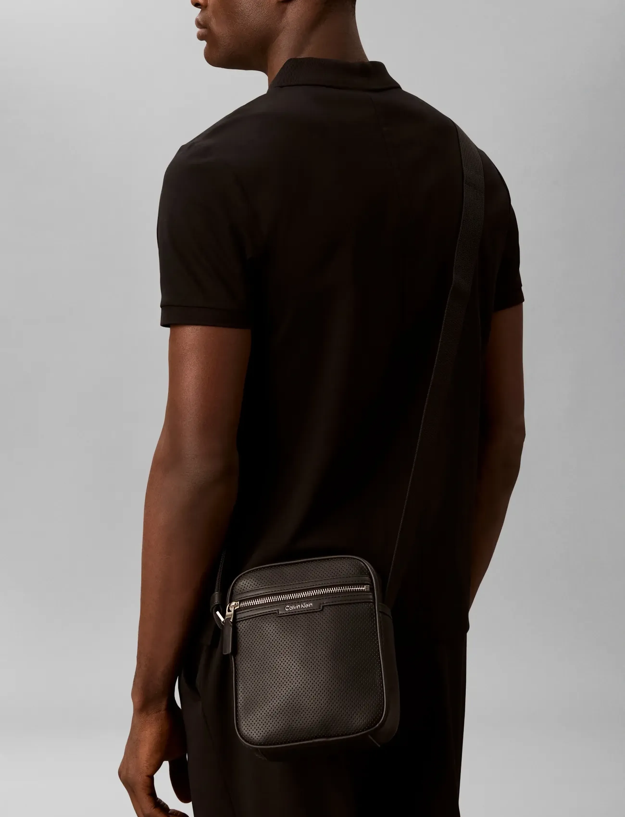 Calvin Klein Perforated Reporter, One Size, Black, Tasker > Skuldertasker, Herre