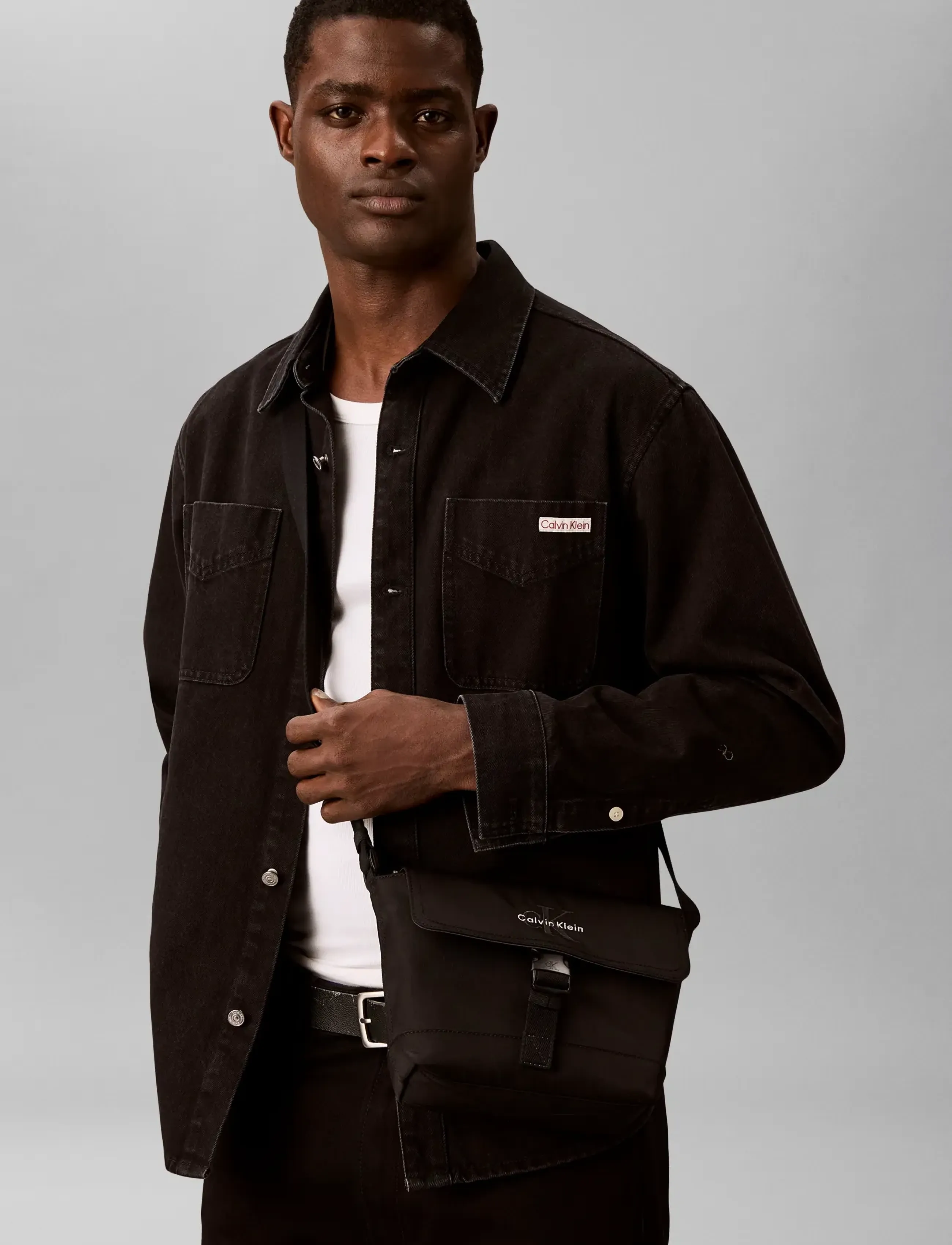 Calvin Klein - BOLD SMALL FLAP MESSENGER - crossbody bags - black - 0