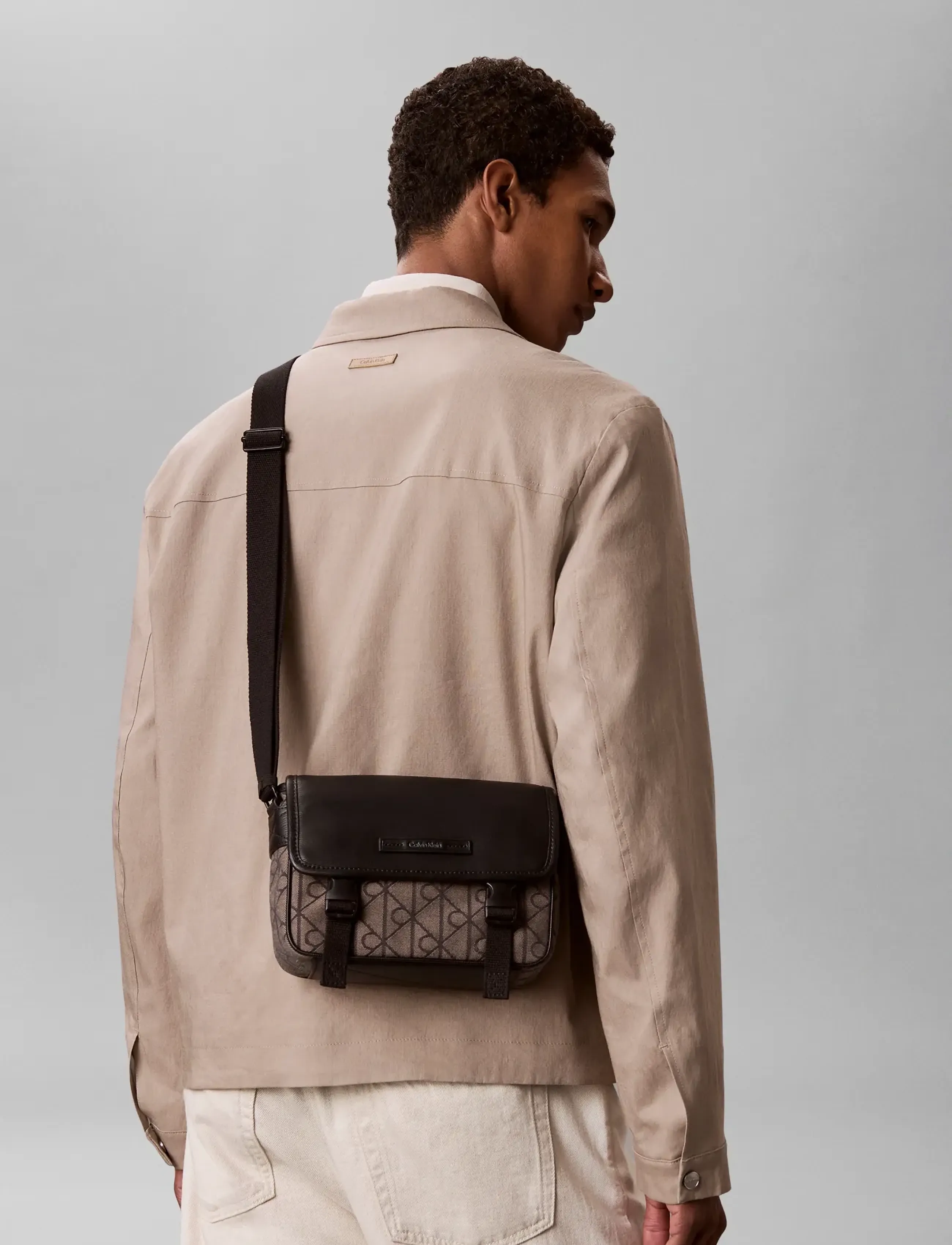 Calvin Klein MIXED EMBLEM AOP SMALL FLAP MESS - Nach Stil kaufen - LOTUS BEIGE   BLACK AOP / beige