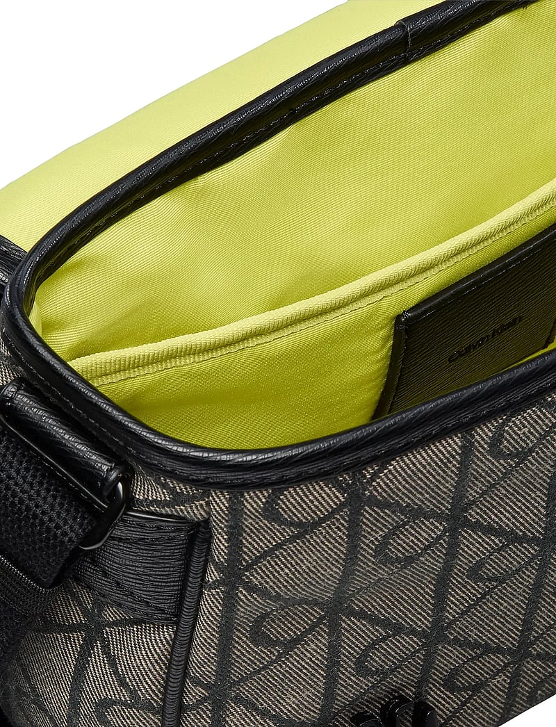 Calvin Klein - MIXED EMBLEM AOP SMALL FLAP MESS - shop efter anledning - lotus beige black aop - 3