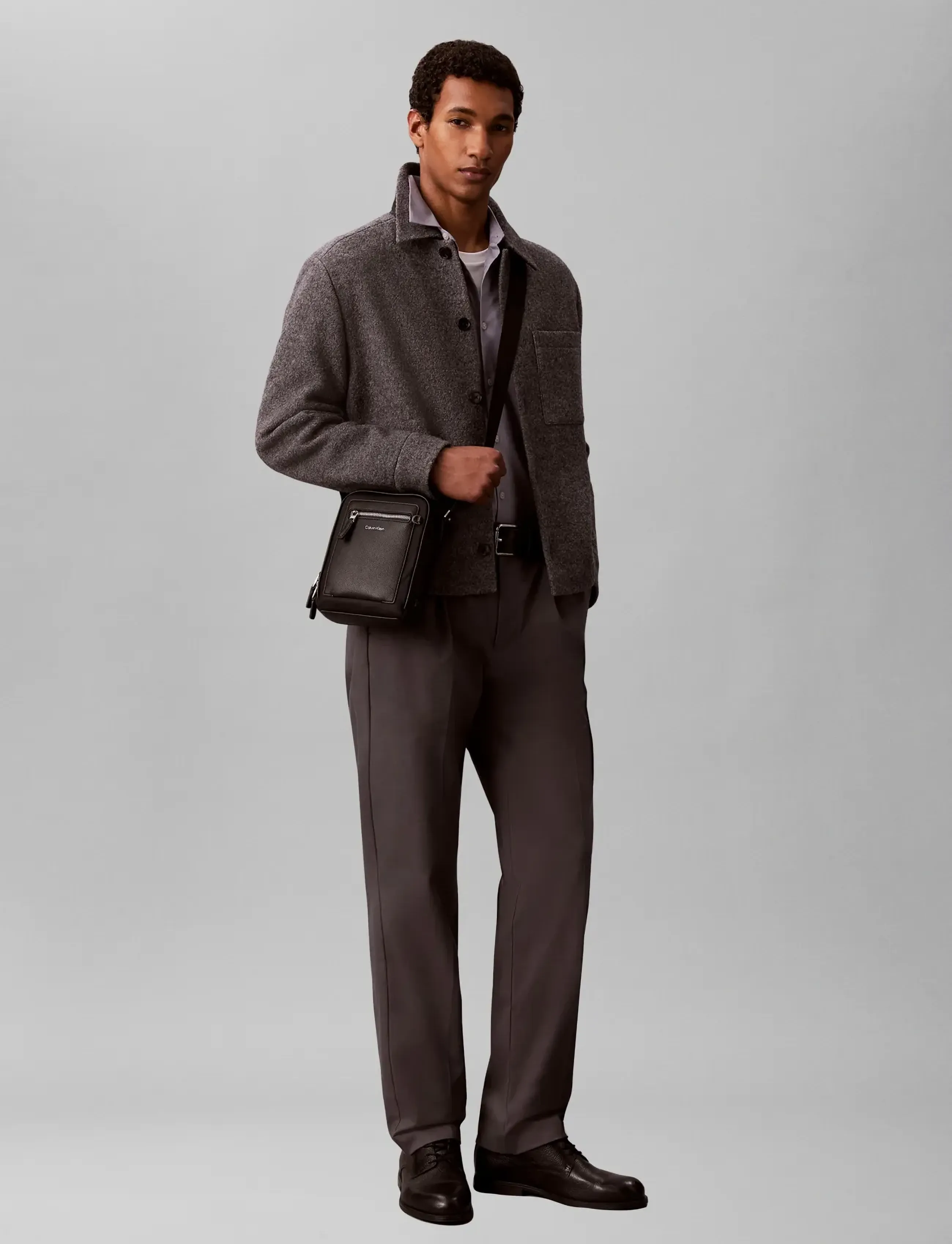 Calvin Klein SSNL RAISED LOGO REPORTER - Shoppa efter stil - BLACK / black