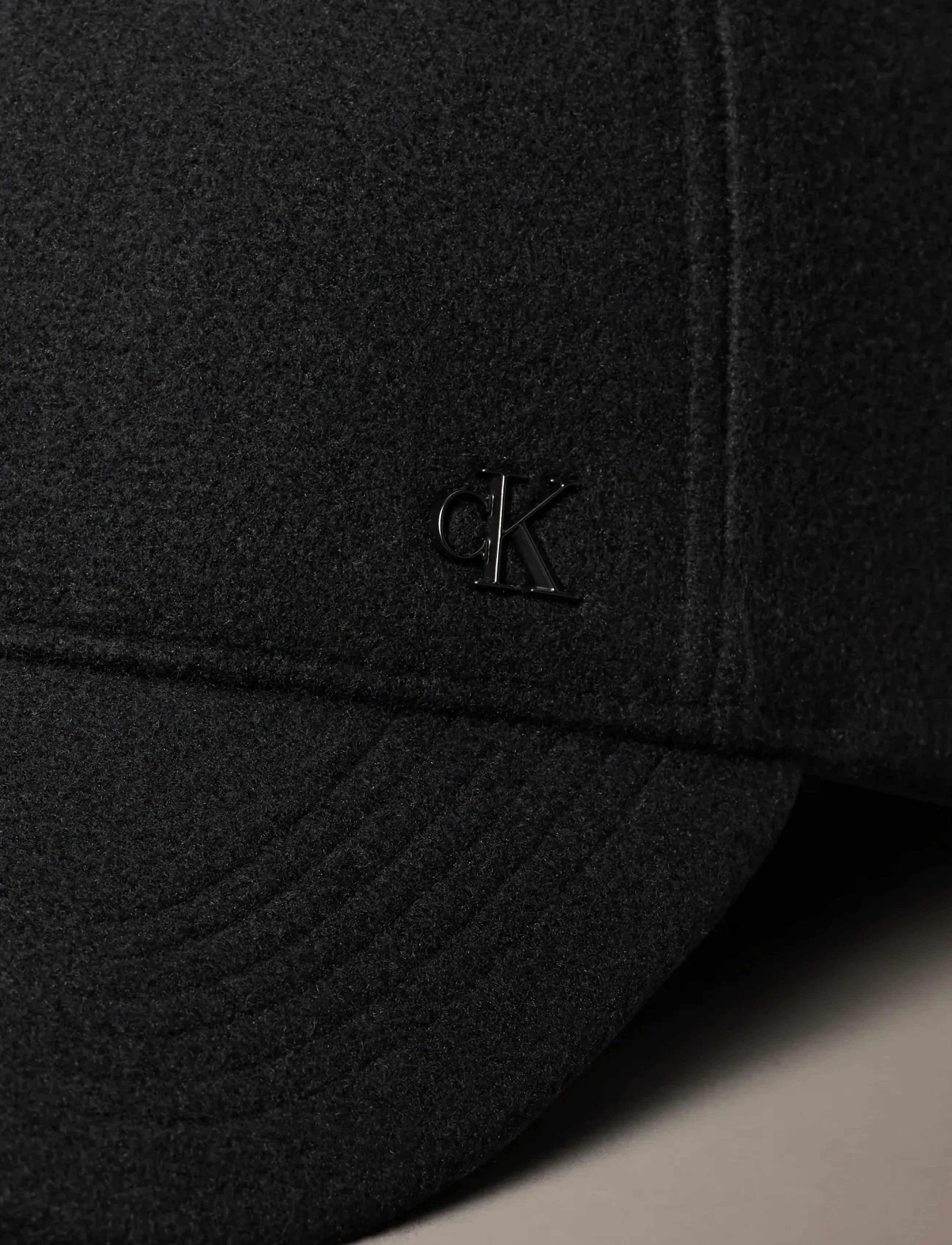 Calvin Klein - FELT w METAL PLAQUE CAP - kappen - black - 2
