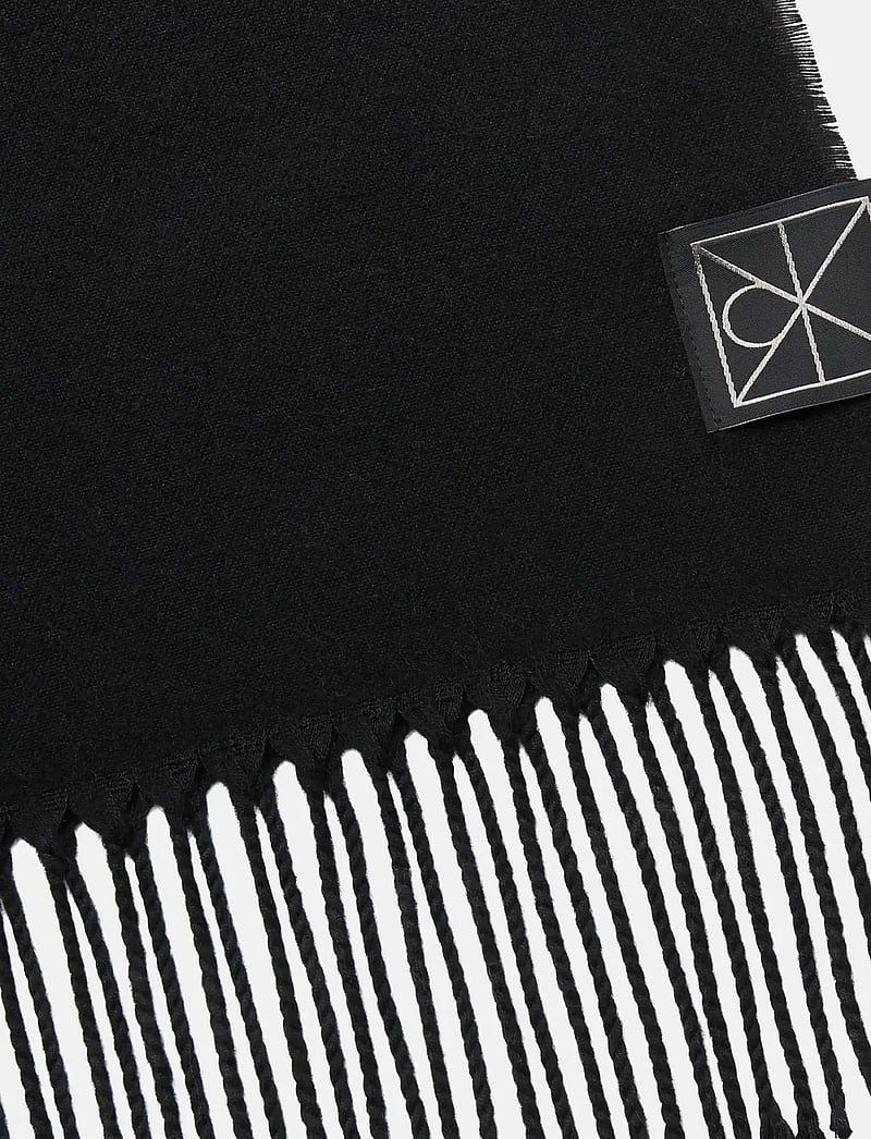 Calvin Klein - EMBLEM 2-TONE FRINGE MW SCARF - talvesallid - black/storm front - 1