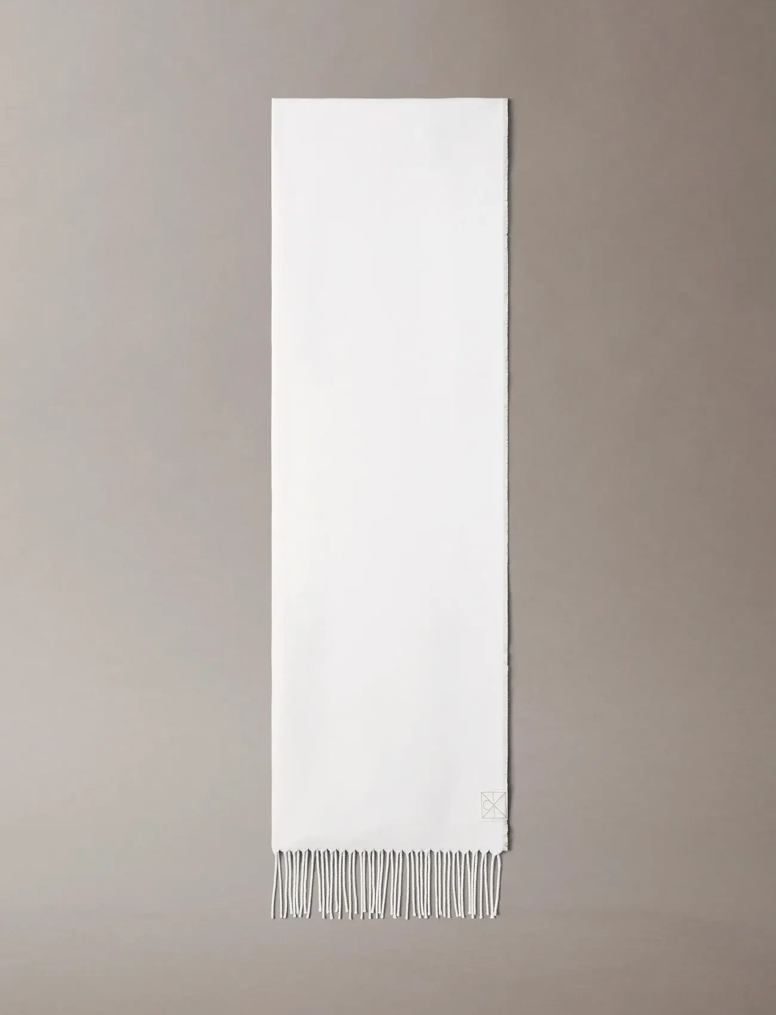 Calvin Klein - EMBLEM 2-TONE FRINGE MW SCARF - halstørklæder - lily white/chateau - 1