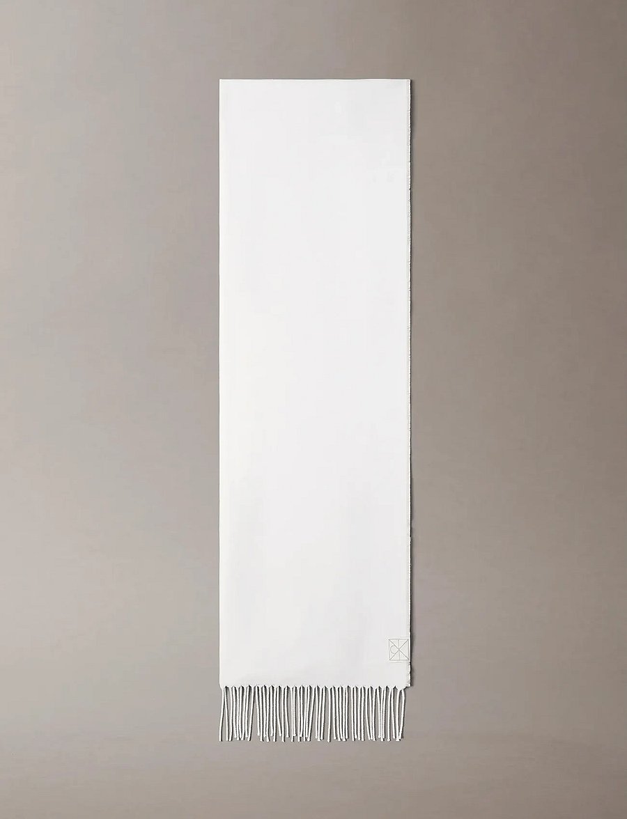 Calvin Klein - EMBLEM 2-TONE FRINGE MW SCARF - winterschals - lily white/chateau - 1