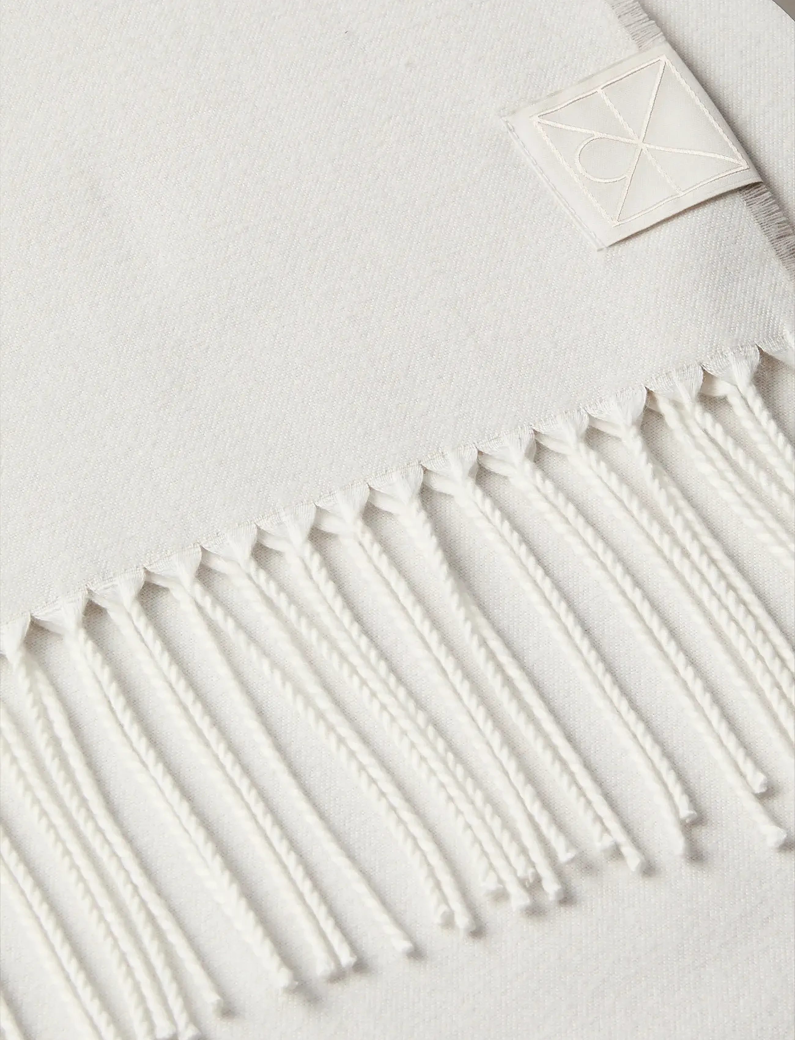 Calvin Klein - EMBLEM 2-TONE FRINGE MW SCARF - halstørklæder - lily white/chateau - 2