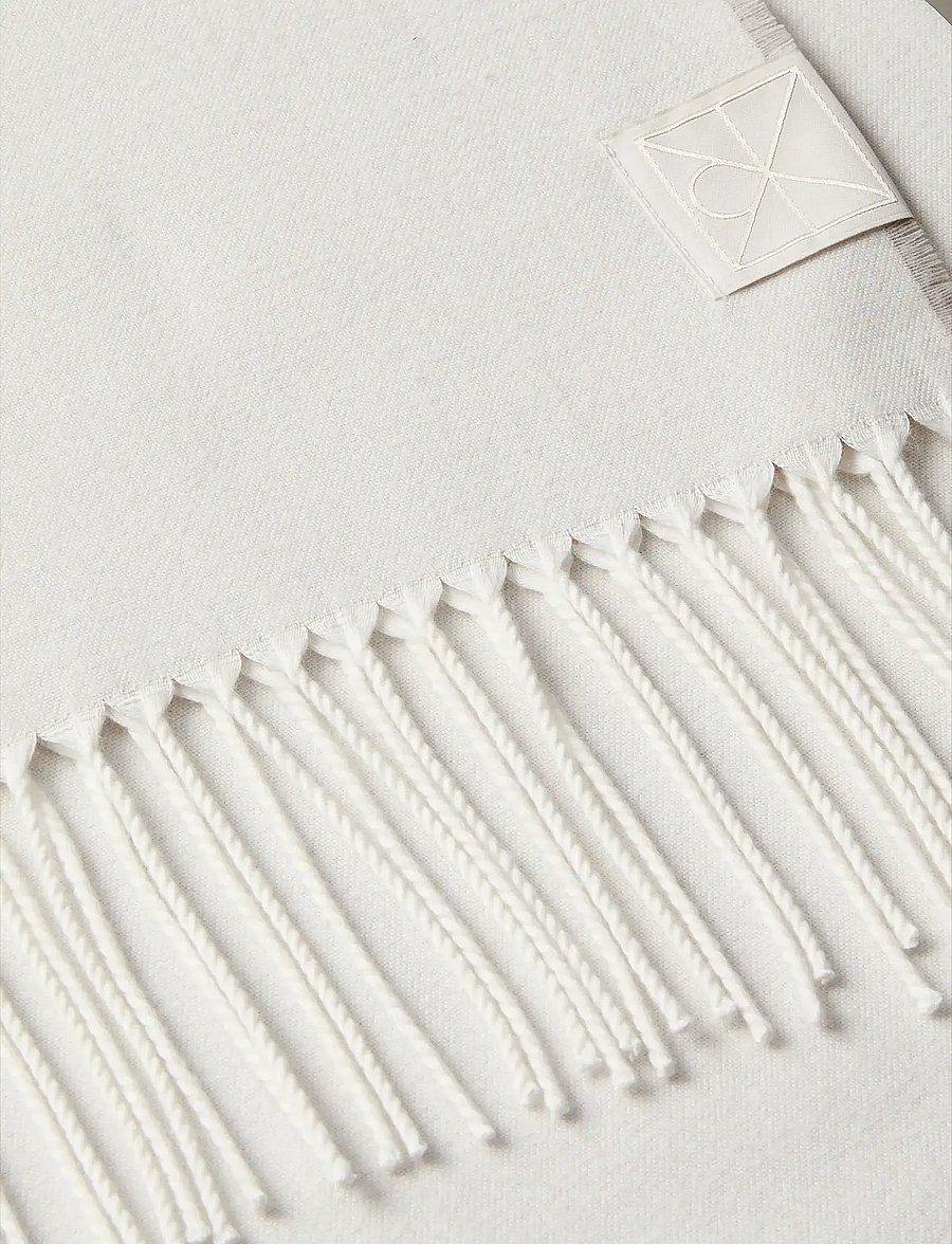 Calvin Klein - EMBLEM 2-TONE FRINGE MW SCARF - winterschals - lily white/chateau - 2