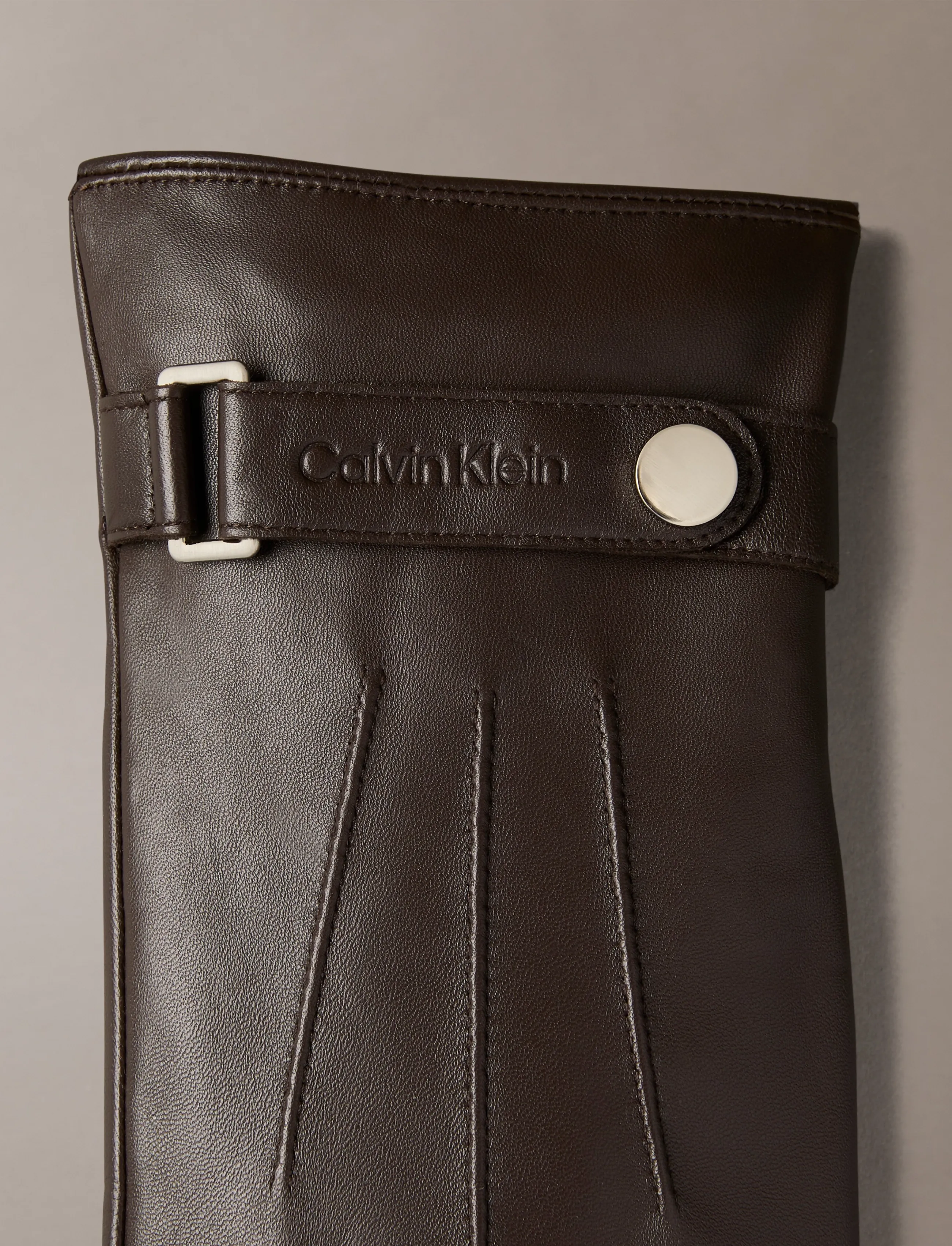 Calvin Klein - LOGO STRAP SMOOTH LEATHER GLOVES - shoppa efter tillfälle - black coffee - 2