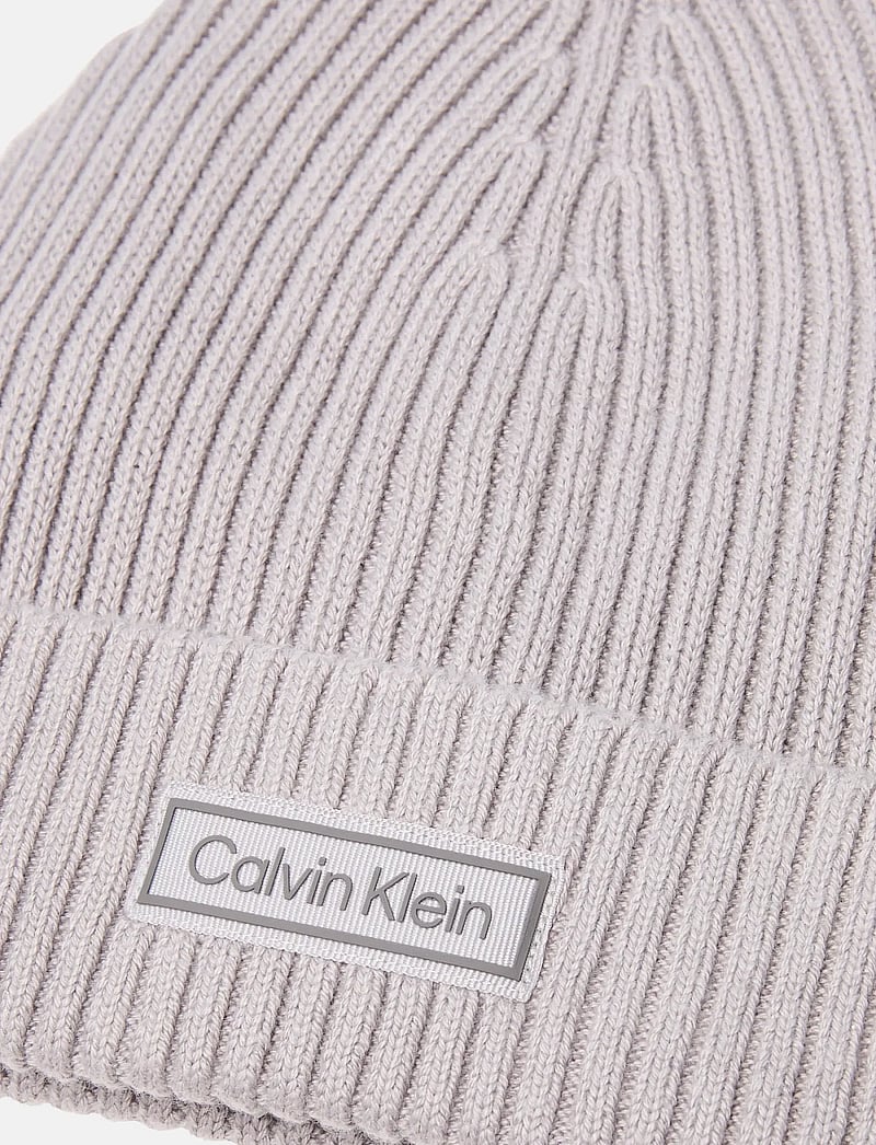 Calvin Klein - PATCH CHUNKY RIB COTTON BEANIE - shoppa efter tillfälle - silver sconce - 2