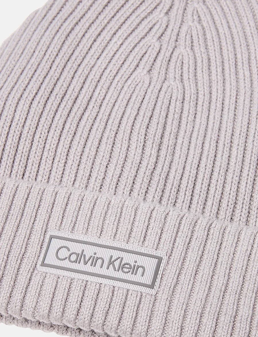 Calvin Klein - PATCH CHUNKY RIB COTTON BEANIE - osta olukorra järgi - silver sconce - 2