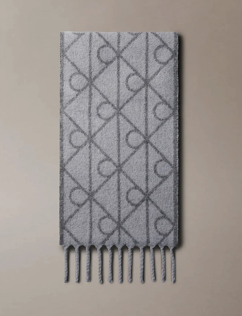 Calvin Klein - EMBLEM AOP BRUSHED HW SCARF - halstørklæder - charcoal aop - 1