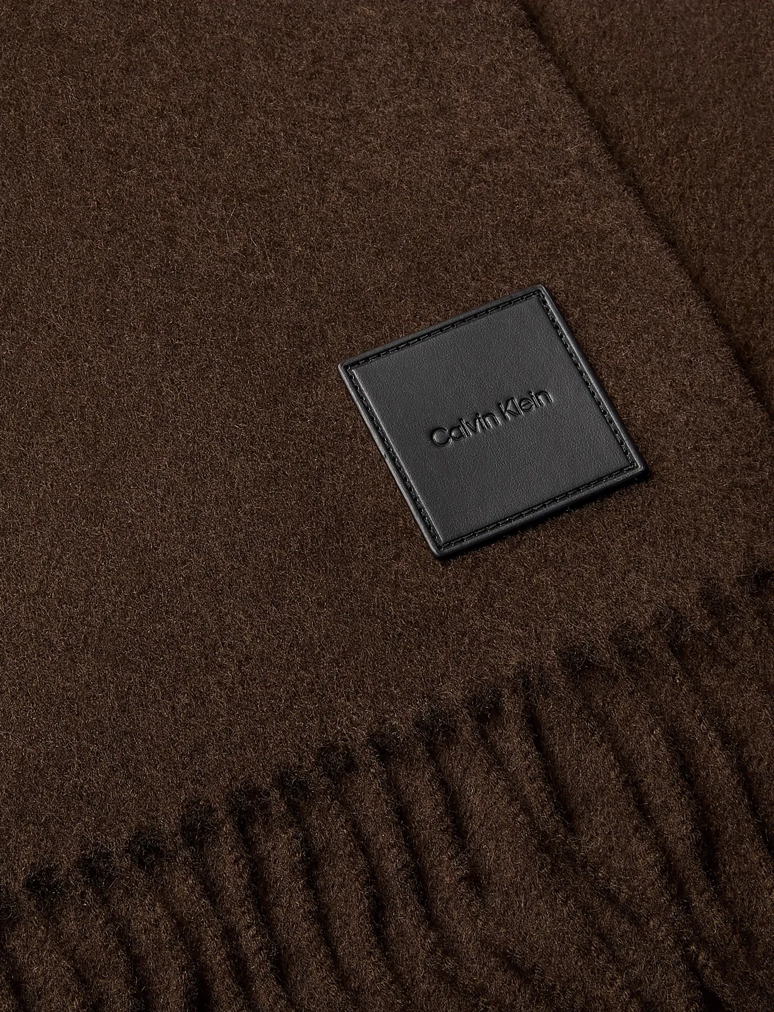 Calvin Klein - LEATHER PATCH WOOL MW SCARF - halsdukar - delicioso - 2