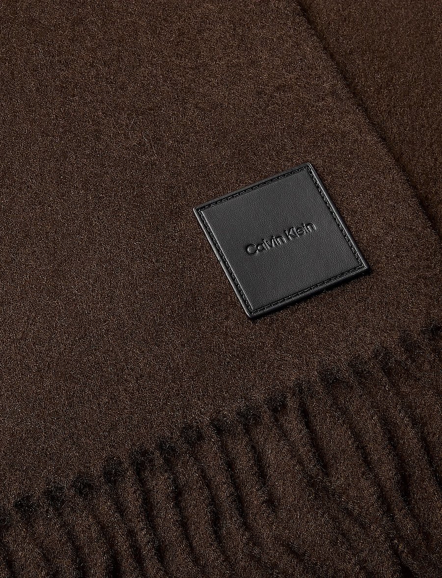 Calvin Klein - LEATHER PATCH WOOL MW SCARF - halsdukar - delicioso - 2