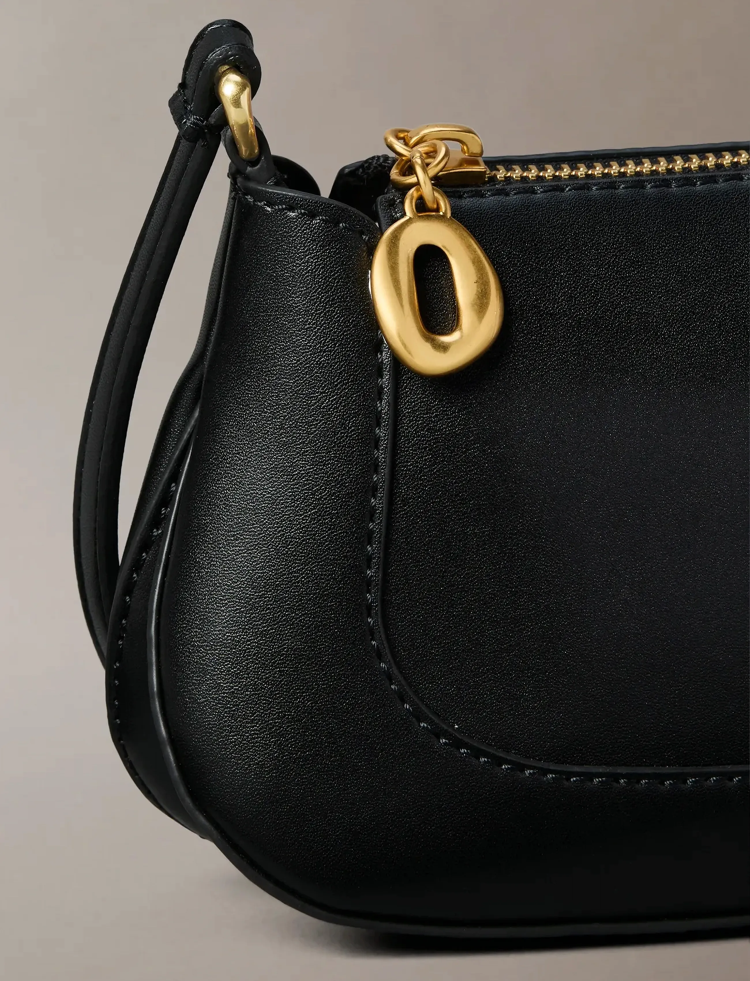 Calvin Klein - HARDWARE ZIP CROSSBODY - crossbody bags - black - 3