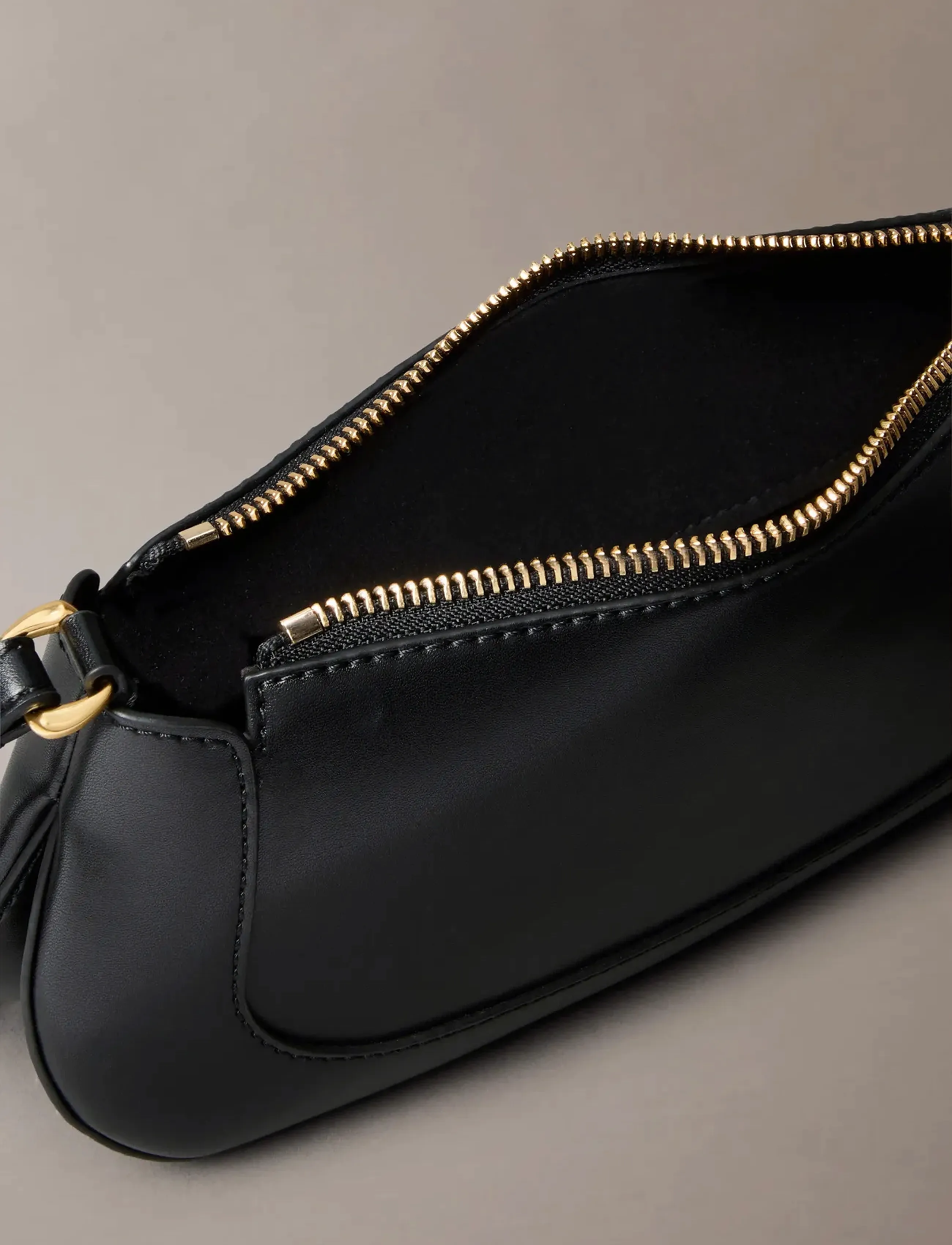 Calvin Klein - HARDWARE ZIP CROSSBODY - crossbody bags - black - 5